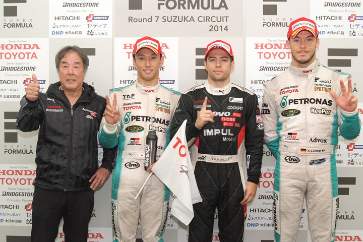 決勝レース1フォトセッション: トップ3のドライバーと優勝チーム監督