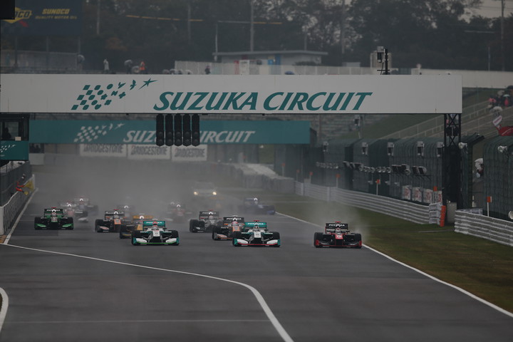 決勝レース1: 19周の決勝レースがスタートした