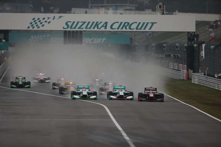 決勝レース1: 19周の決勝レースがスタートした