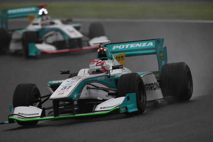 決勝レース2: 優勝は中嶋一貴（PETRONAS TEAM TOM'S）