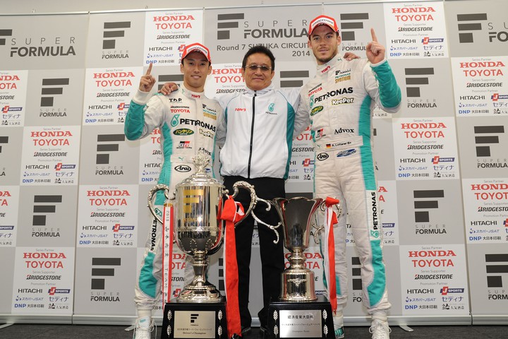 2014年ドライバーズチャンピオンの中嶋一貴とチームトムス