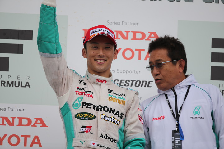 決勝レース2: 優勝した中嶋一貴とチーム監督の舘信秀氏（PETRONAS TEAM TOM'S）