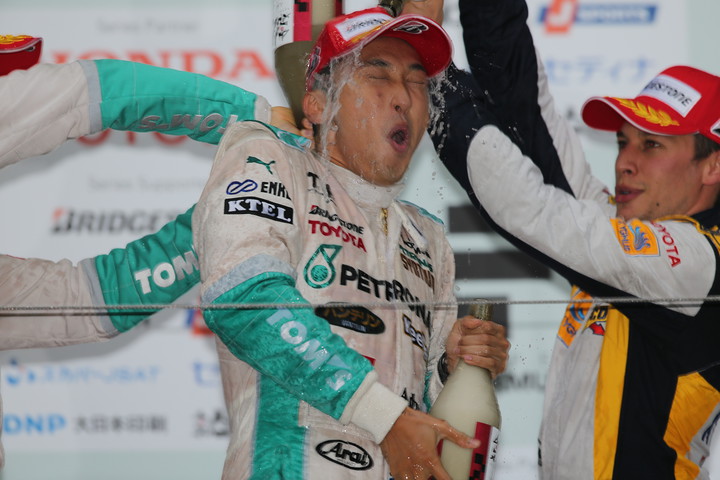 決勝レース2: シャンパンファイト