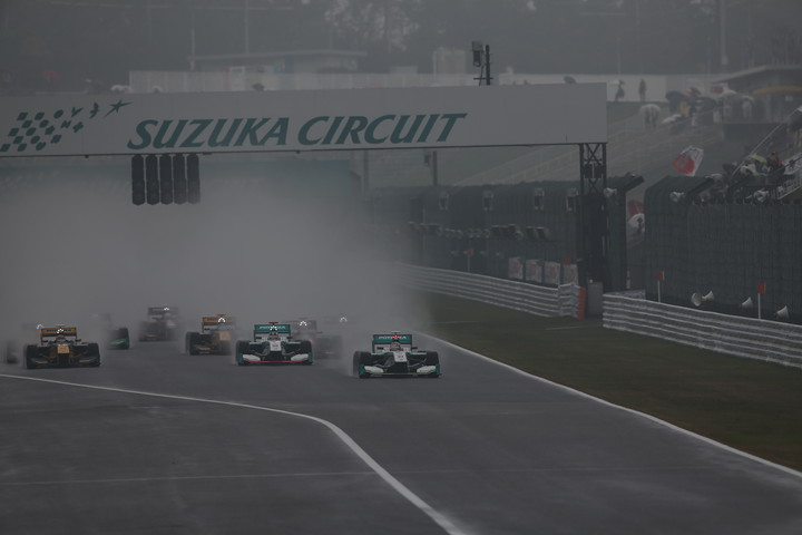 決勝レース2: 28周の決勝レースがスタートした