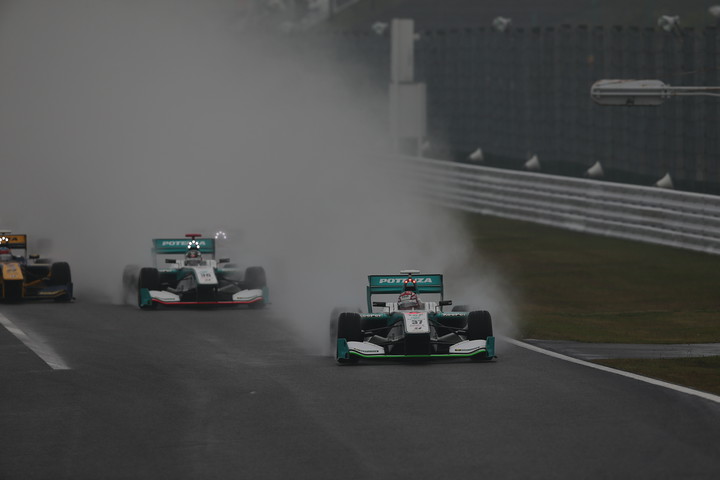 決勝レース2: 28周の決勝レースがスタートした