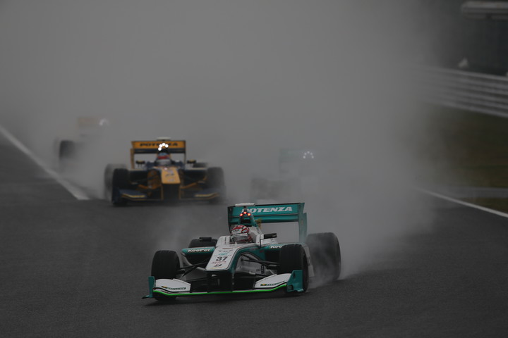 決勝レース2: 28周の決勝レースがスタートした