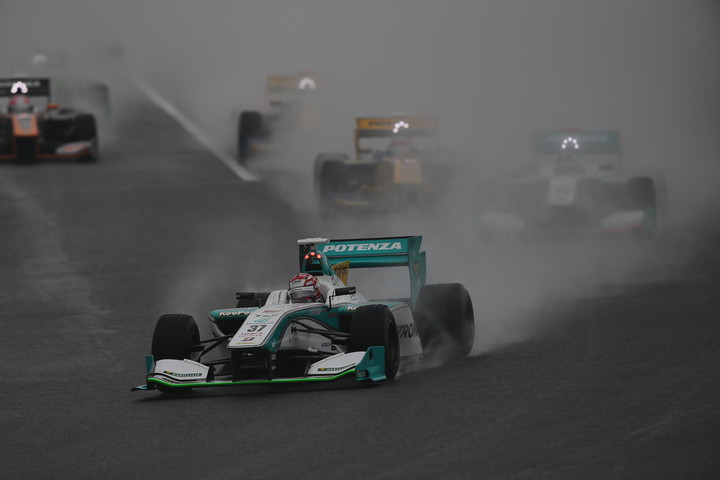 決勝レース2: 28周の決勝レースがスタートした。ホールショットは中嶋一貴（PETRONAS TEAM TOM'S）