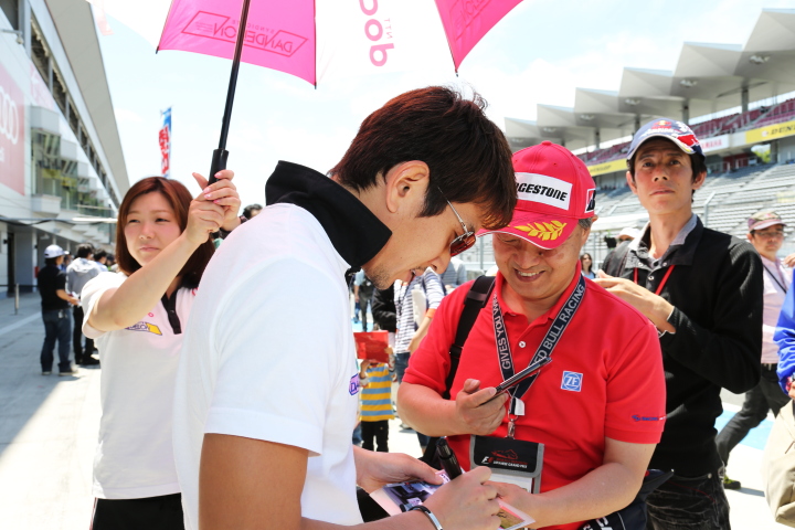 ピットウォーク: サインをする武藤英紀（DOCOMO DANDELION M41Y SF14）