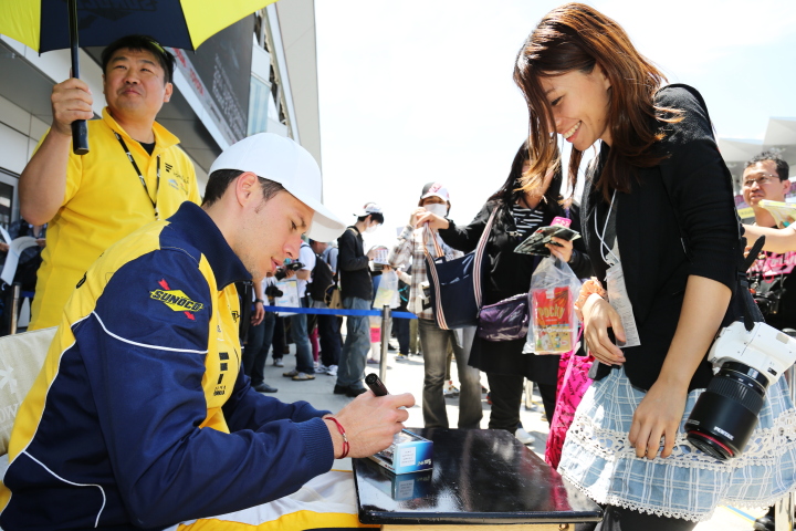 ピットウォーク: サインをするロイック・デュバル（Team KYGNUS SUNOCO SF14）