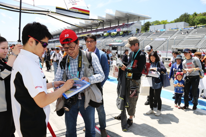 ピットウォーク: サインをする山本尚貴（TEAM 無限 SF14）