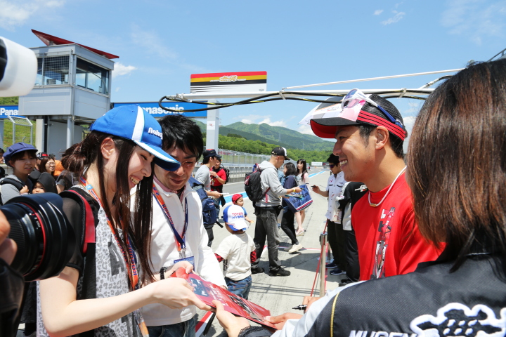 ピットウォーク: ファンの女性と談笑する中山友貴（TEAM 無限 SF14）