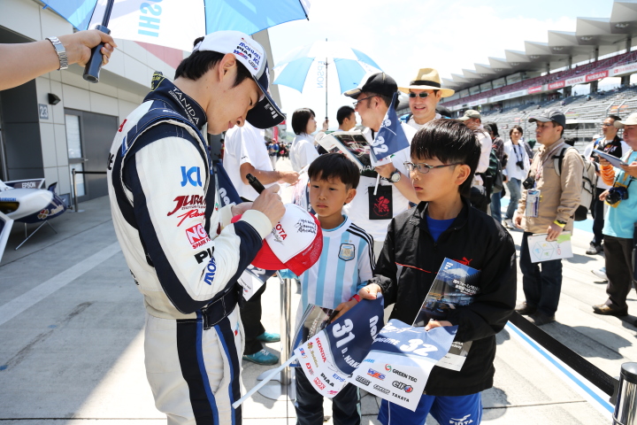 ピットウォーク: サインをする中嶋大祐（NAKAJIMA RACING SF14）