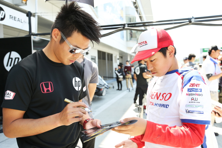 ピットウォーク: サインをする塚越広大（HP SF14）