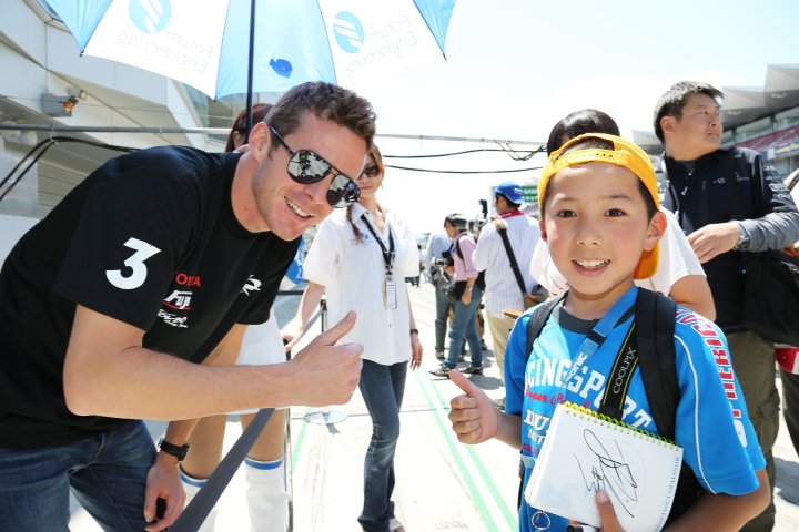 ピットウォーク: ファンの子供とハイッ、ポーズ！　はジェームス・ロシター（フジ・コーポレーション KONDO SF14）