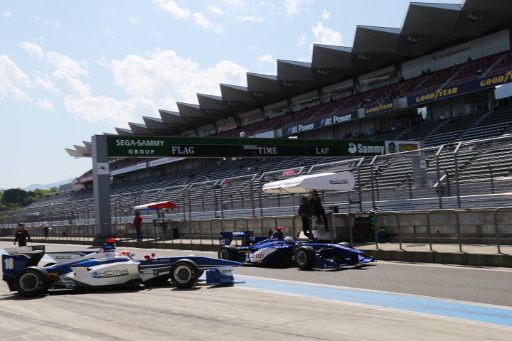 公式予選: ピットアウトする中山雄一（左）と嵯峨宏紀（右）