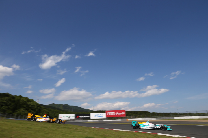 公式予選: 平川亮（左）と中嶋一貴（右）