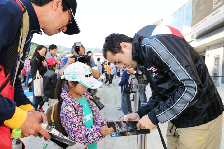 キッズピットウォーク: サインをするジョアオ・パオロ・デ・オリベイラ（Lenovo TEAM IMPUL SF14）