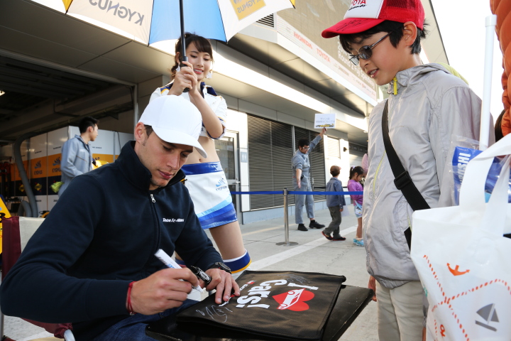 キッズピットウォーク: サインをするロイック・デュバル（Team KYGNUS SUNOCO SF14）
