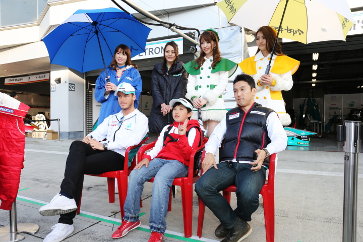 キッズピットウォーク: ファンの子供を間に挟んでアンドレ・ロッテラー（左）と中嶋一貴（右）