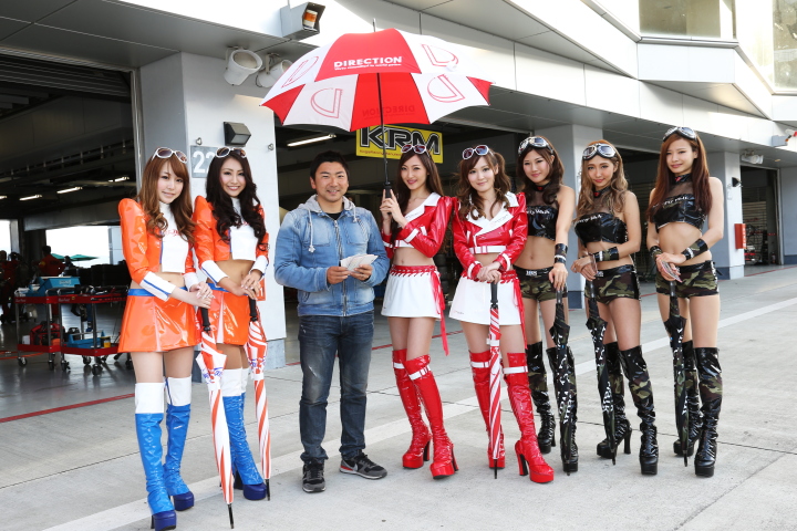 キッズピットウォーク: レースクイーンに囲まれてご満悦のスーパーカーレースに出場した片岡龍也