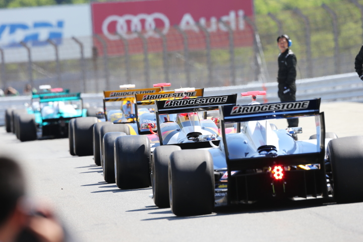 決勝レース1: ウォームアップ走行向けてピットレーンに並ぶSF14