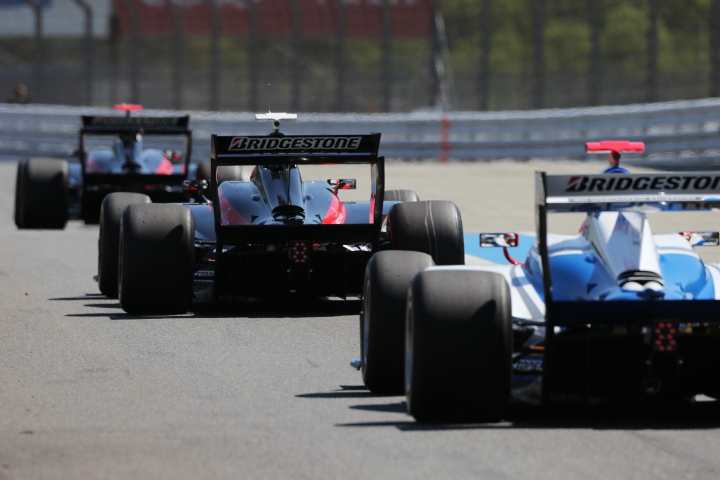 決勝レース1: ウォームアップ走行向けてピットアウトするSF14