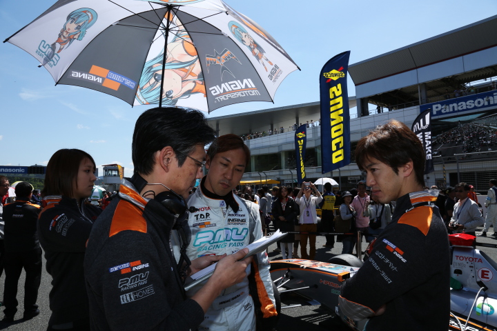 決勝レース1: 村田卓司エンジニア（左）、石浦宏明（中央）、立川祐路監督（右）（P.MU/CERUMO・INGING）