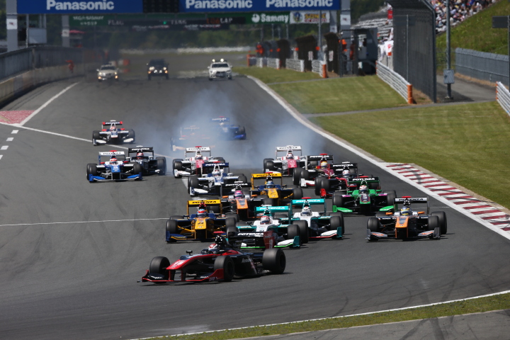 決勝レース1: 25周の決勝レースがスタートした