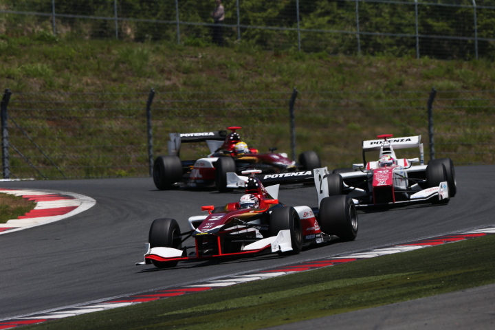 決勝レース1: 中山友貴を先頭にホンダ勢同士の争い