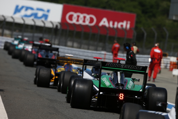 決勝レース2: ウォームアップに向けてピットロードに整列するSF14