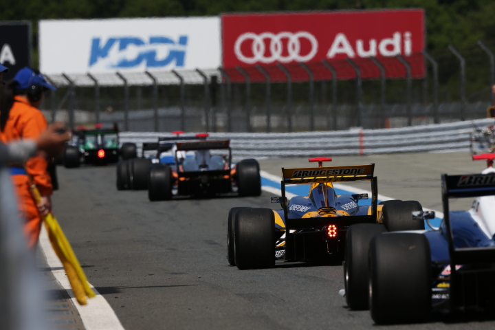 決勝レース2: ウォームアップに向けてピットアウトしてゆくSF14