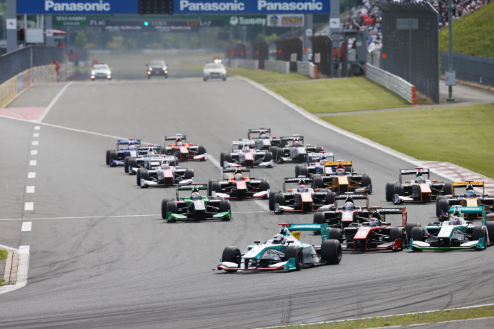 決勝レース2: 35周の決勝レースがスタートした