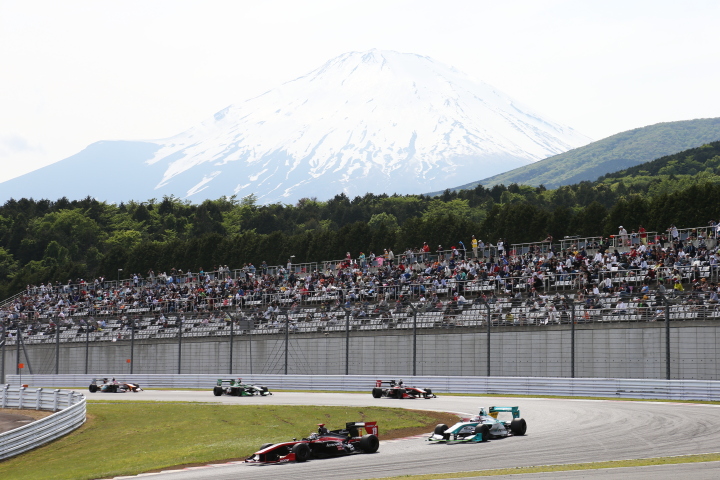 決勝レース2: 富士山を背に1コーナーを駆け下りてゆくトップグループ