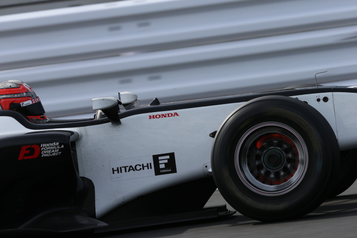 決勝レース2: ヴィタントニオ・リウッツィ（HP SF14）