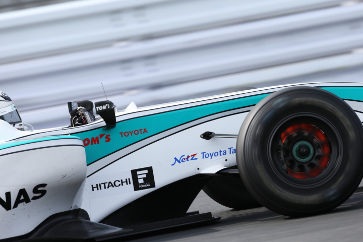 決勝レース2: アンドレ・ロッテラー（PETRONAS TOM’S SF14）