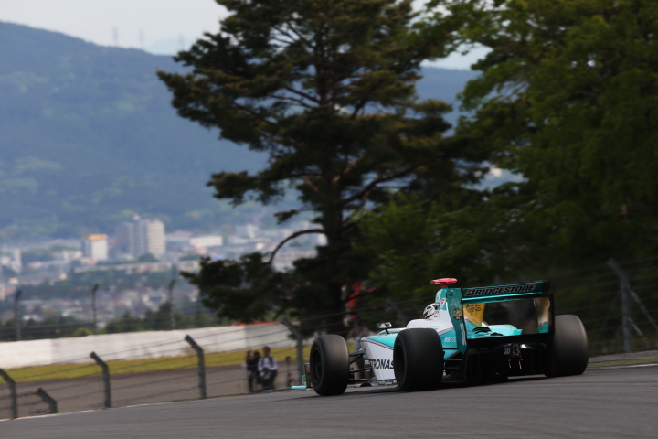 決勝レース2: アンドレ・ロッテラー（PETRONAS TOM’S SF14）