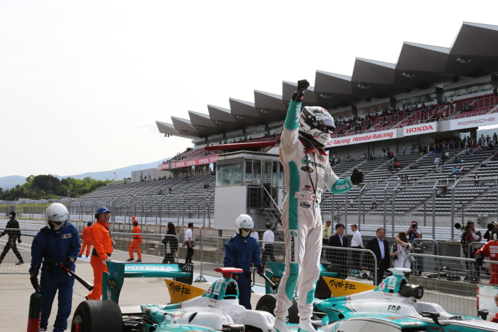 決勝レース2: 優勝してマシンの上からガッツポーズはアンドレ・ロッテラー（PETRONAS TOM’S SF14）