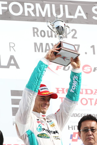 決勝レース2: 表彰台で優勝トロフィーを掲げるアンドレ・ロッテラー（PETRONAS TOM’S SF14）