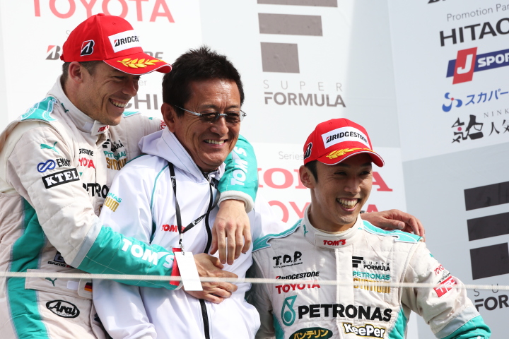 決勝レース2: シャンパンファイトを前にアンドレ・ロッテラーと中嶋一貴に捕まった舘信秀チームトムス監督