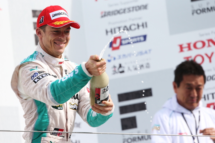 決勝レース2: シャンパンファイトは優勝のアンドレ・ロッテラー（PETRONAS TOM’S SF14）