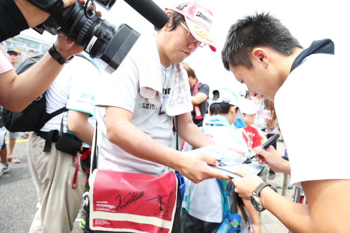 ピットウォーク: 野尻智紀（DOCOMO TEAM DANDELION RACING）