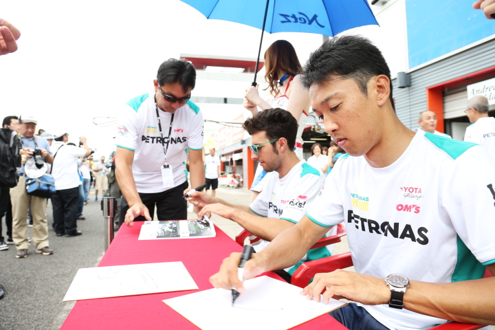 ピットウォーク: レースクイーン