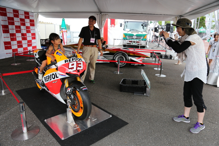 エンジョイホンダでモトGPマシンにまたがる子供