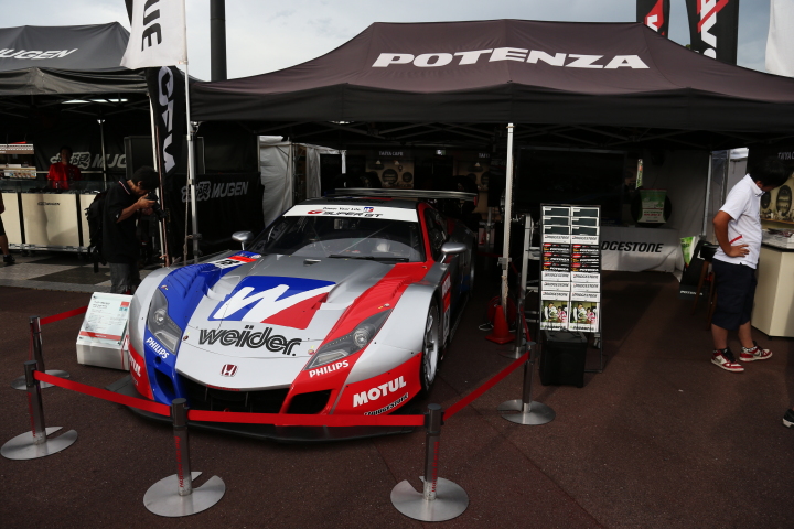 ブリヂストンのブースに展示された昨年モデルのホンダHSV-010