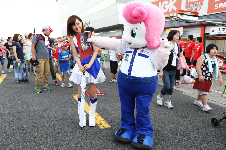 キッズピットウォーク: 子供たちをチララがお出迎え