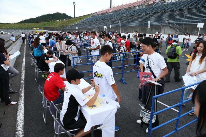 キッズピットウォーク: サインに並ぶ子供たち、というかなぜか大人の方が多い