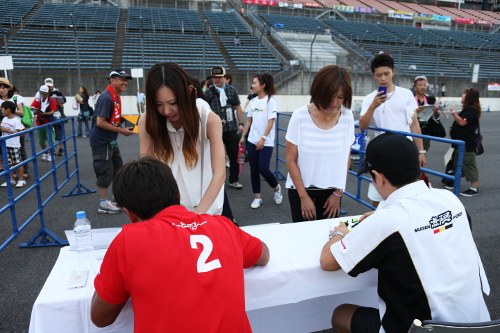 キッズピットウォーク: サインをねだるお母さんたち