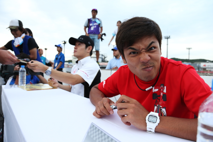 キッズピットウォーク: 変顔でカメラマンを威嚇する中山友貴（TEAM無限）