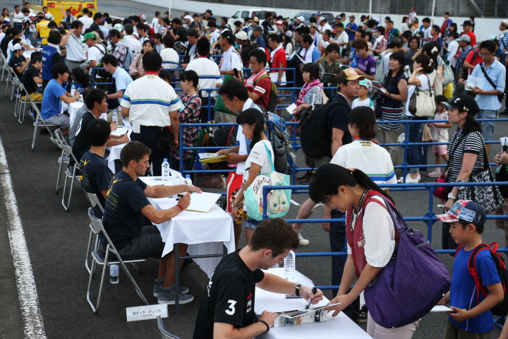 キッズピットウォーク: サインに並ぶ大人たち