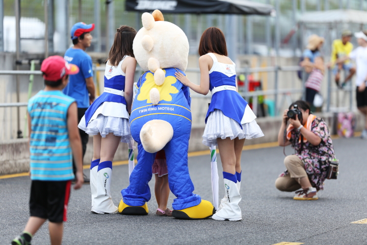 キッズピットウォーク: レースクイーンとコチラ